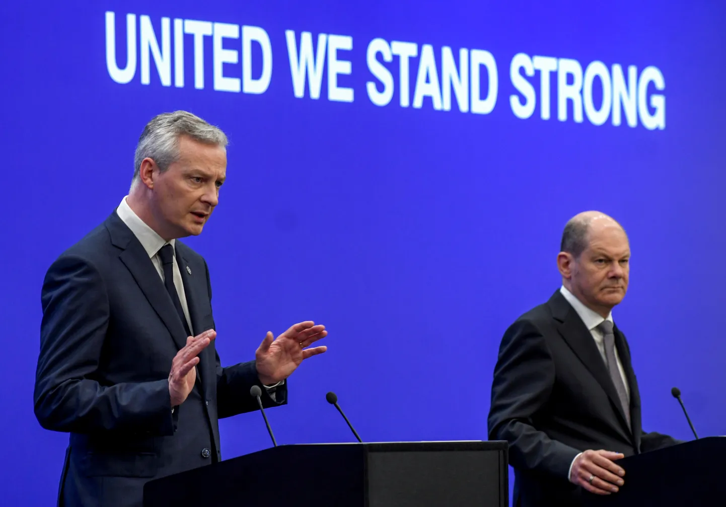 Prantsuse rahandusminister Bruno Le Maire Sofias ühisel pressikonverentsil oma Saksa kolleegi Olaf Scholziga.