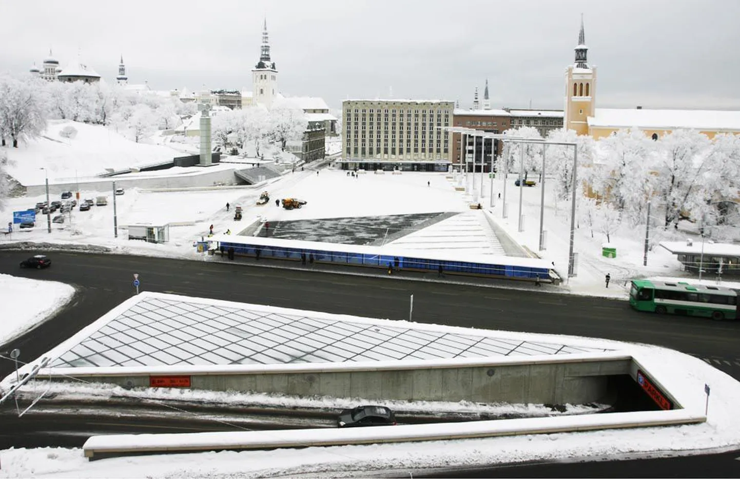Väljak on nagu liud, sedastab Tallinna Vabaduse väljaku üks autoreid Veljo Kaasik. Ja sellest, mida liuale asetatakse, sõltub ka see, kas kesklinna       hüljanud inimesed tulevad sinna tagasi või mitte. Linn peab teenima inimesi, mitte vastupidi.