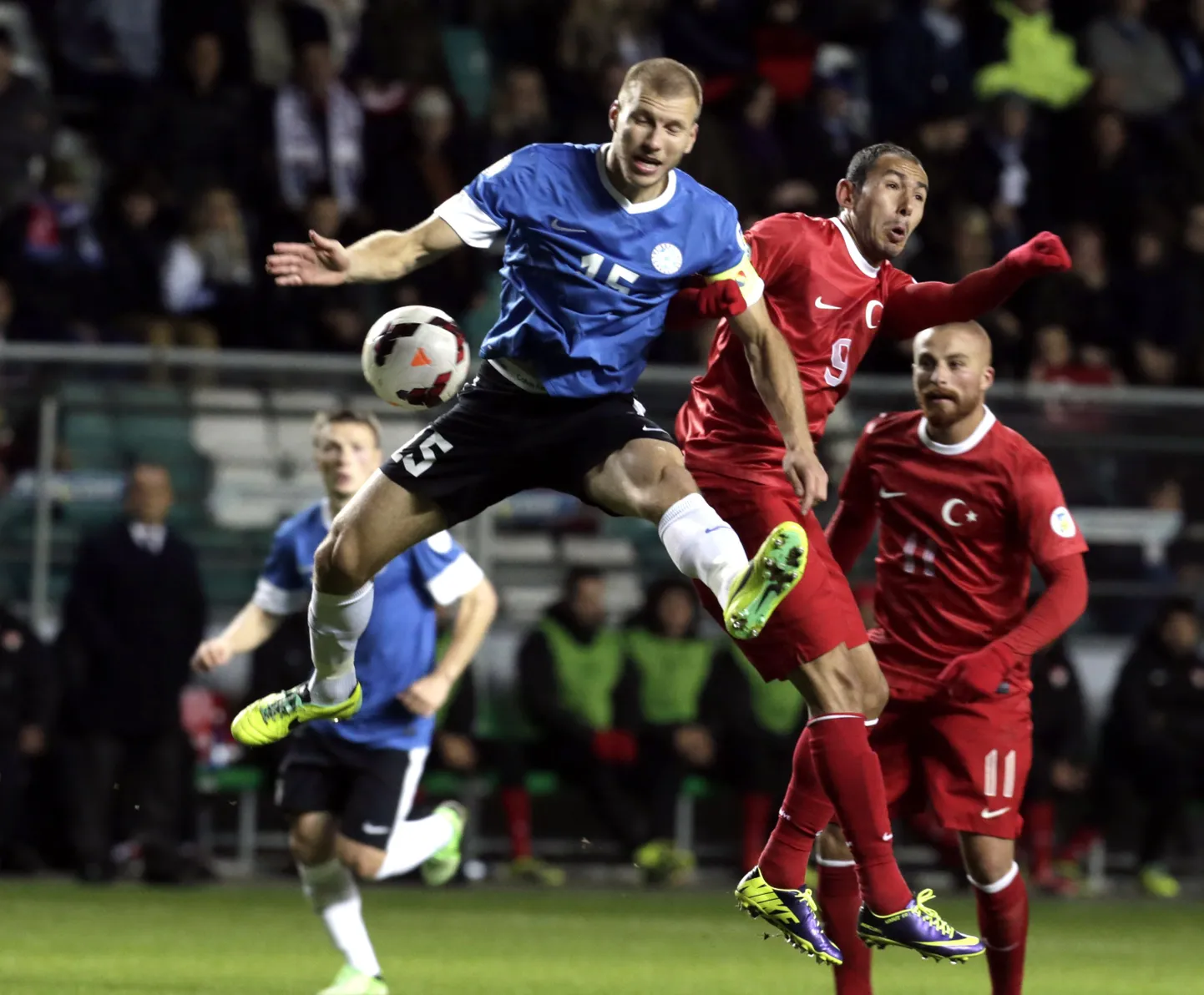 Ragnar Klavan (keskel).