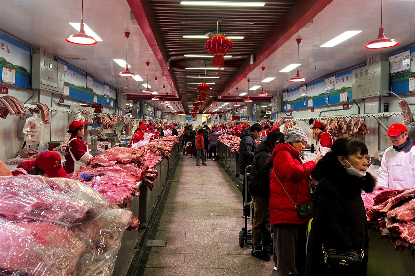 Vaikne ostlemine Pekingi Xinfadi hulgiturul 2. veebruaril 2024