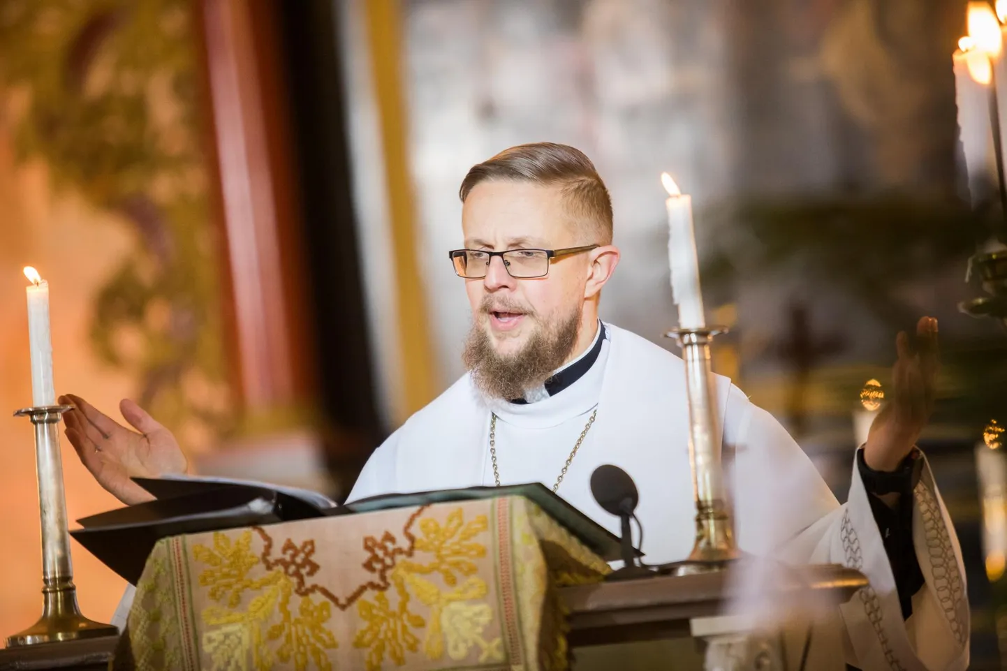 Viru praost ja Rakvere Kolmainu koguduse õpetaja Tauno Toompuu hakkas jõuluõhtul korraldama ka öiseid jumalateenistusi.