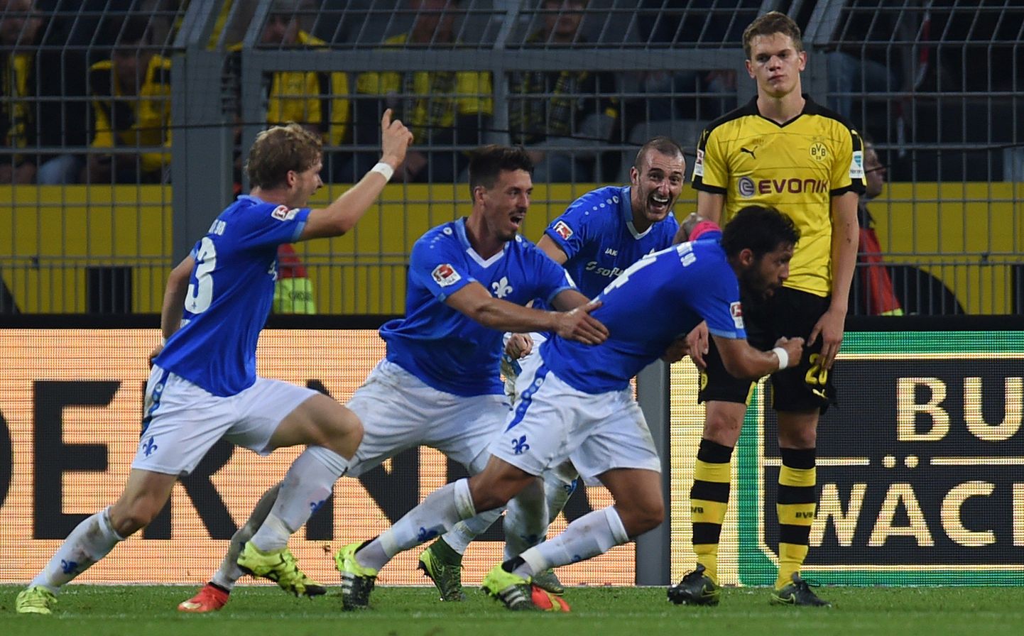 Darmstadti mängijad (sinises) tähistamas Dortmundi vastu löödud väravat.