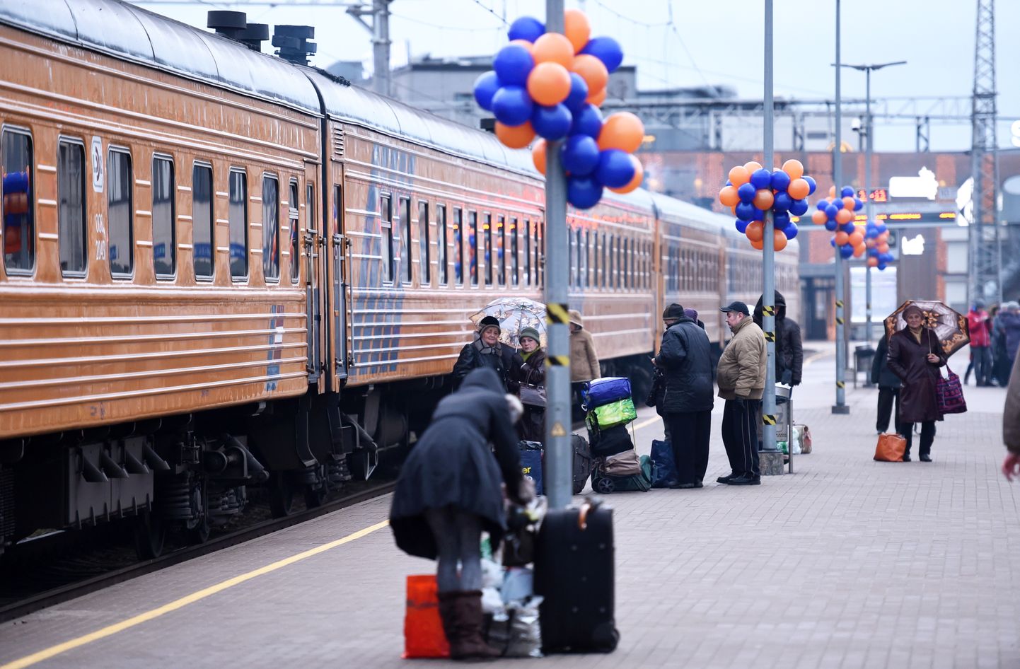 Cilvēki pie maršruta Rīga-Maskava vilciena Rīgas Centrālajā dzelzceļa stacijā. Ilustratīvs attēls.