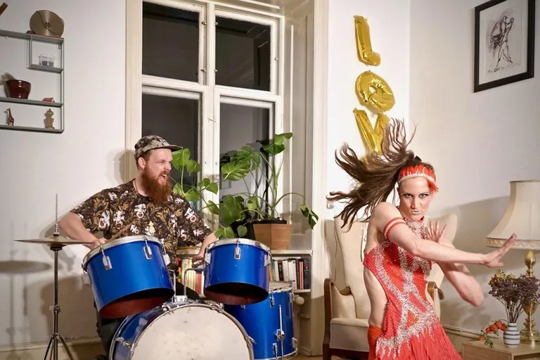 Taneli Törmä lavastus «Open Your Heart» lähtub diskotantsu esteetikast ja liikumisest.
