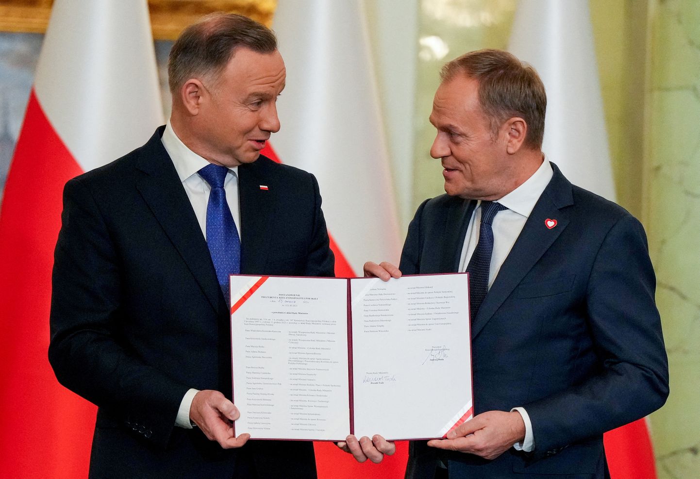 Poola president Andrzej Duda (vasakul) ja vastne peaminister Donald Tusk valitsuskabineti ametisse vannutamise tseremoonial presidendipalees.