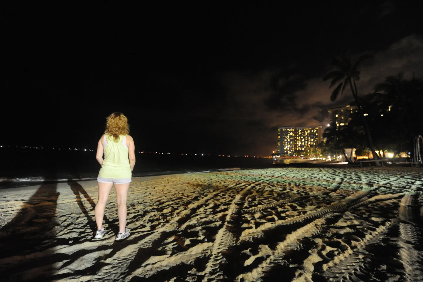Naine vaatab lainetust Honolulus Waikiki kaldajoonel.
