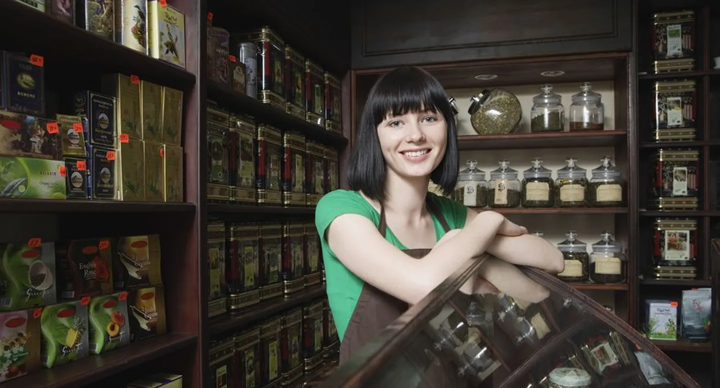Продавец магазина.