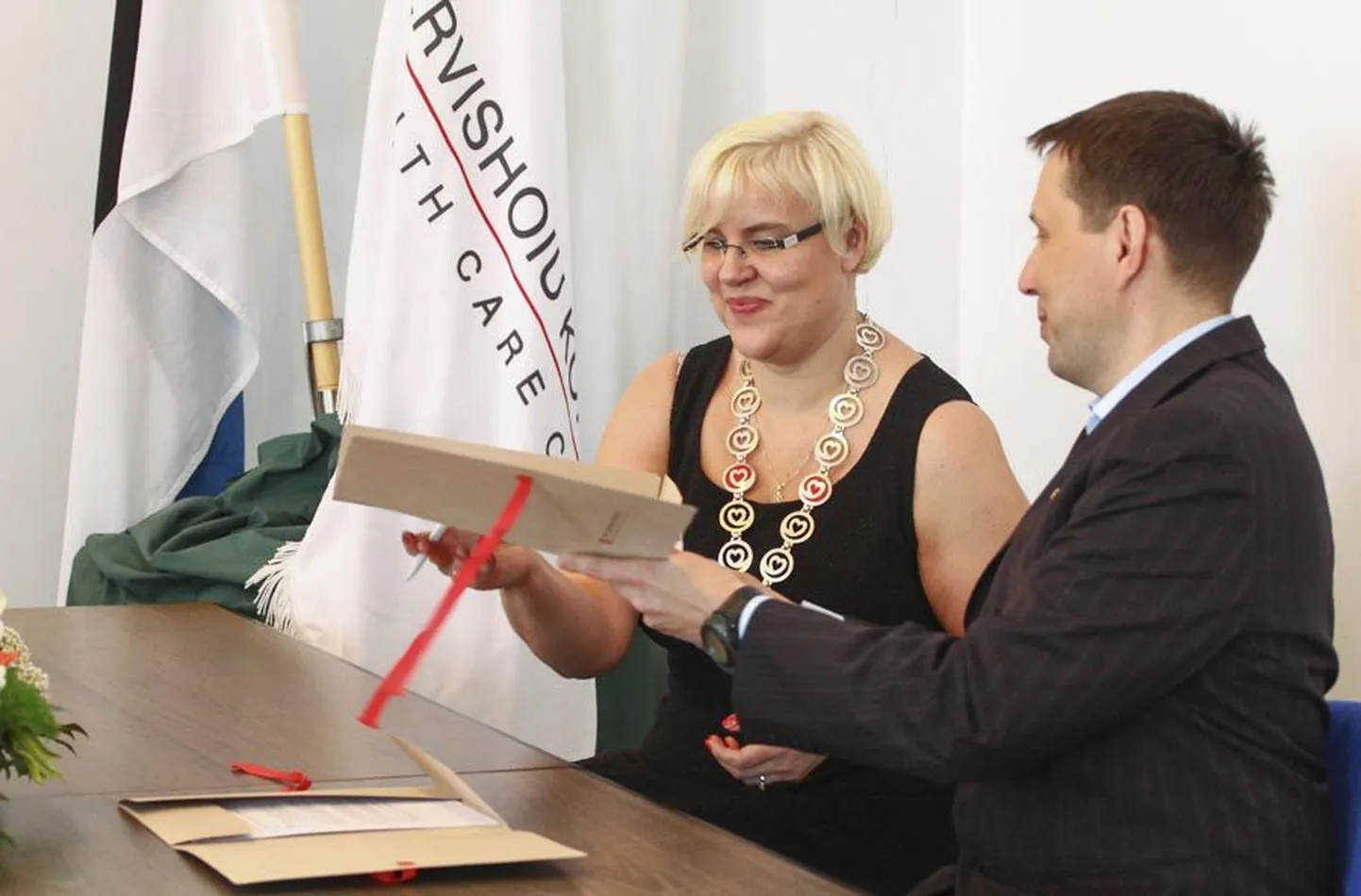 Tartu tervishoiu kõrgkooli rektor Anneli Kannus ja Viljandi haigla juhatuse esimees Priit Tampere signeerisid koostöökokkuleppe.