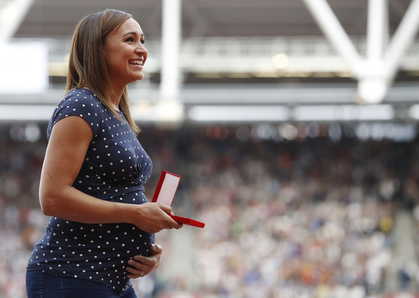 Jessica Ennis-Hill jagas olümpiastaadioni kõrgeimal astmel publikule õhusuudlusi, valas pisaraid  ning paitas 2011. aastal teenitud kuldmedalit kätte saades ka oma beebikõhtu. Tema soovitusel võiksid dopinguga vahele jäänud sportlased saada eluaegse võistluskeelu.