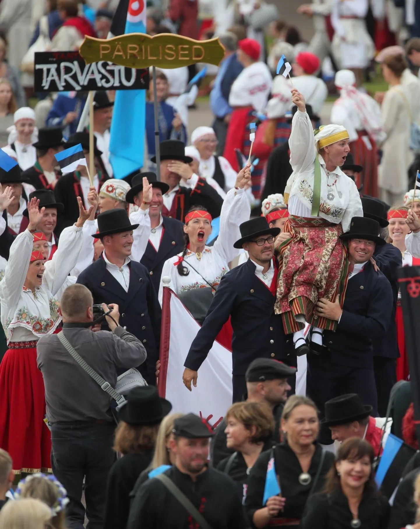 Laulu- ja tantsupeo rongkäigu lõpus tõstsid Vaba­jala tantsijad Rannar Raba ja Kalvi Kants oma juhendaja Vaike Rajaste õlgadele ning kandsid ta lauluväljakule.