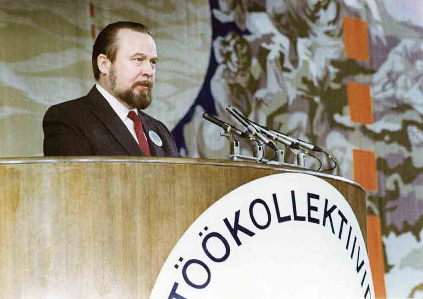 Linnahallis töökollektiivide liidu koosolekul kõnepuldis.