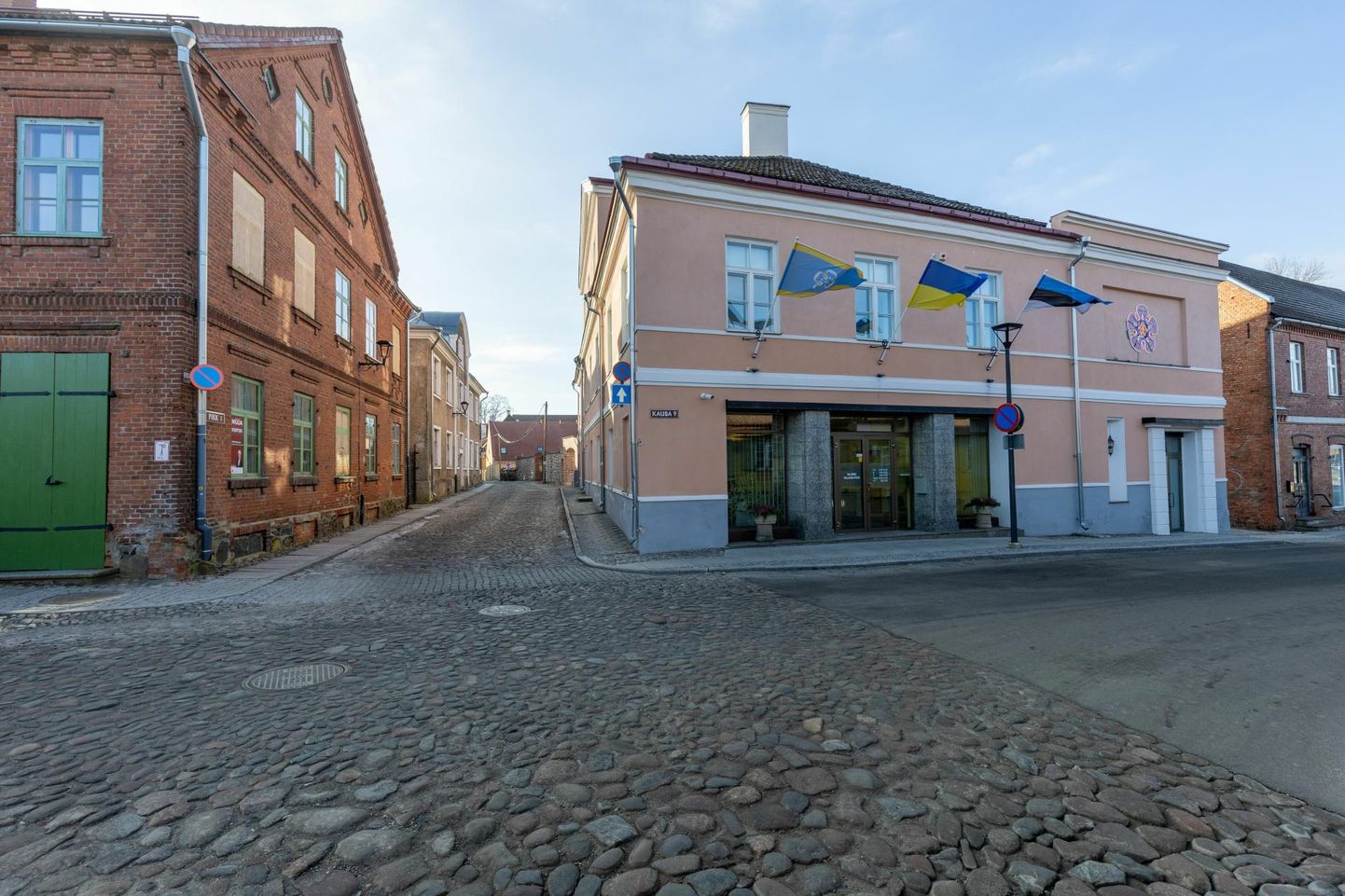 Viljandi vallavalitsus pani Kauba tänaval asuva vallamaja oksjonile. 