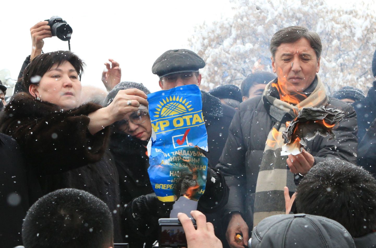 Kasahhi opositsionäärid Nur Otani plakatit põletamas.