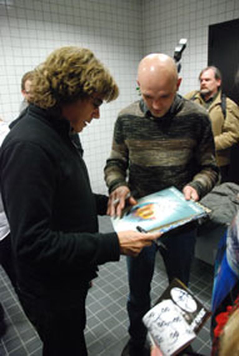 Žāra fani tika pie mākslinieka autogrāfiem: tos viņš rakstīja gan tūres bukletos, gan uz platēm un diskiem 