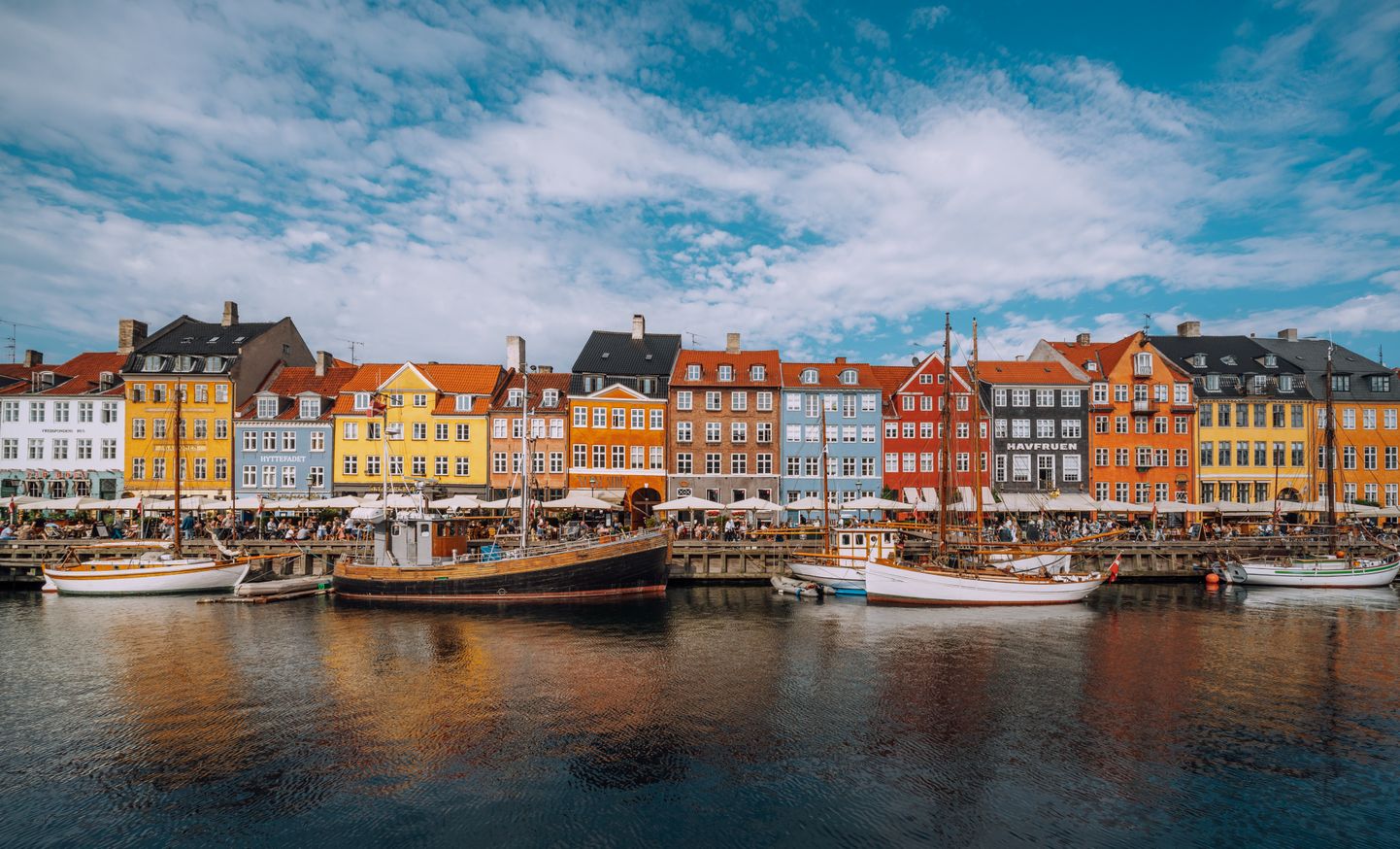 Dānis galvaspilsēta Kopenhāgena.