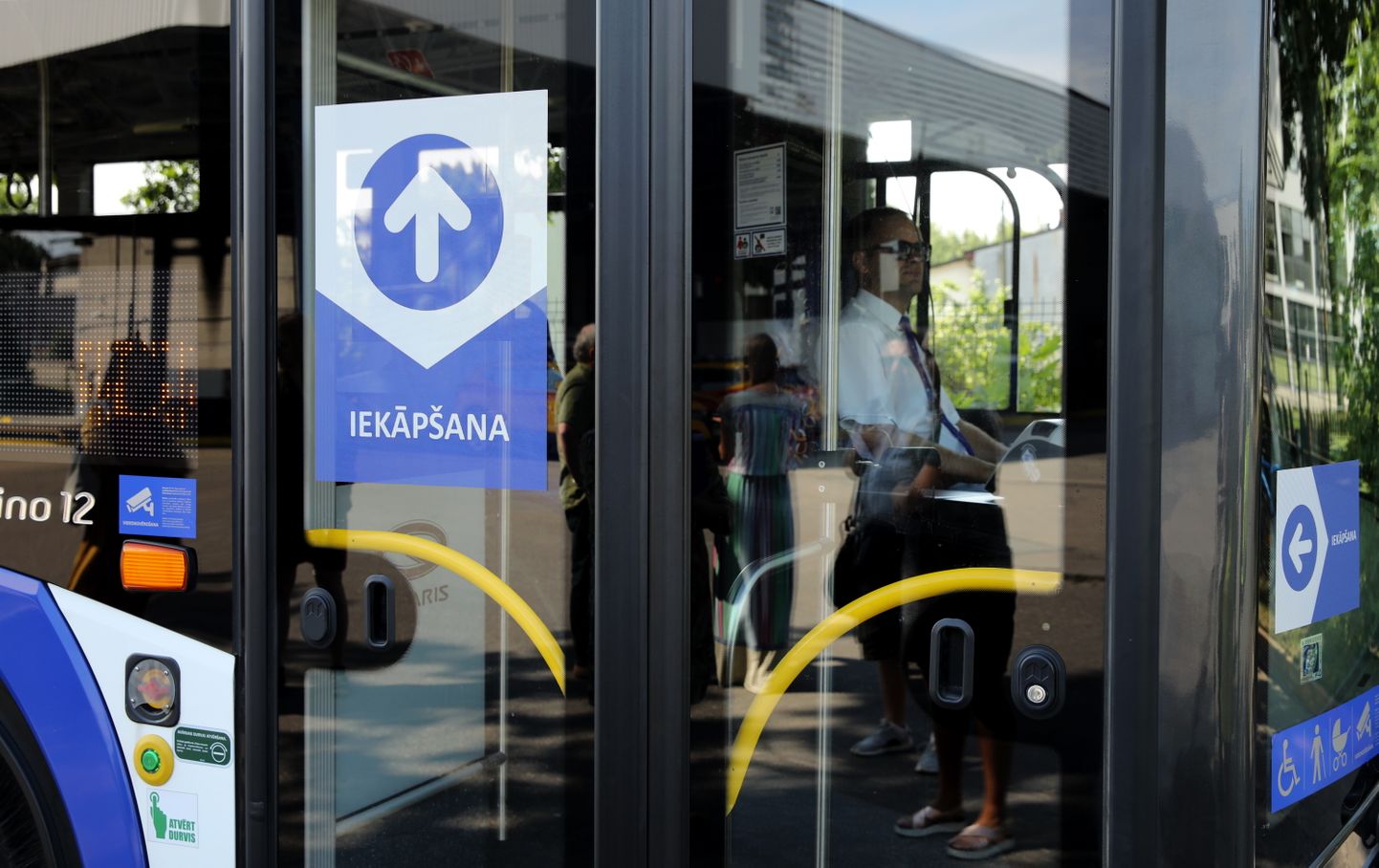 SIA "Rīgas satiksme" autobuss, kurā iekāpšana paredzēta tikai pa priekšējām durvīm, savukārt izkāpšana - pa vidējām vai aizmugures durvīm.