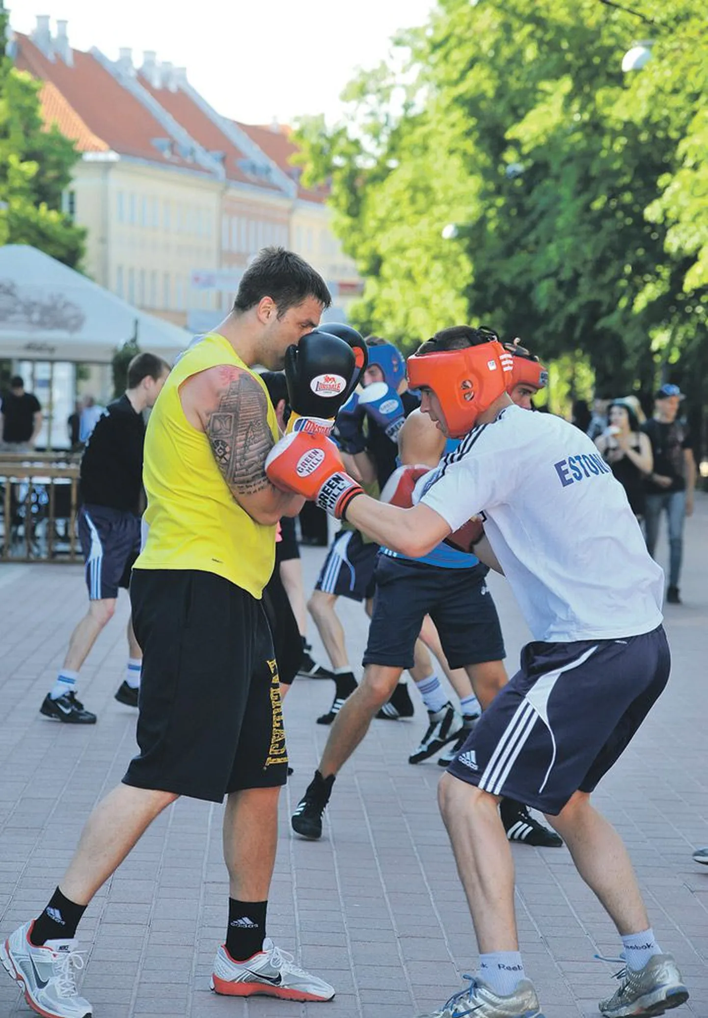 Kaspar Vaha (vasakul) treenib koos Kaupo Arroga suvisel näidistreeningul Tartus.