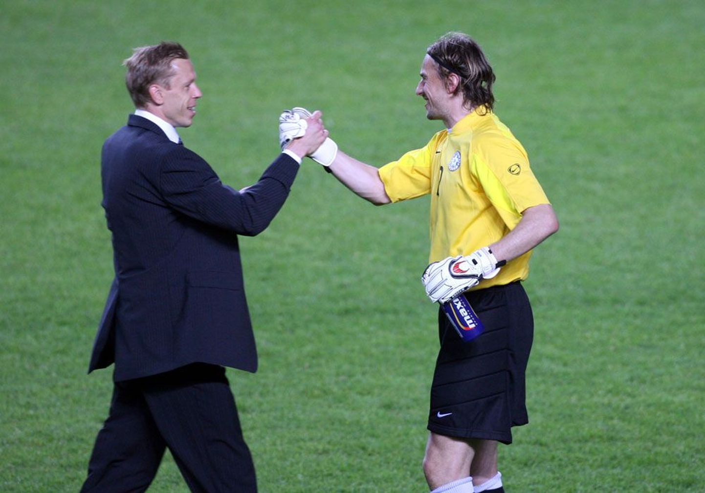 В 2009 году Март Поом (слева) символически передал вратарские перчатки Сергею Парейко. Кто станет преемником Парейко?