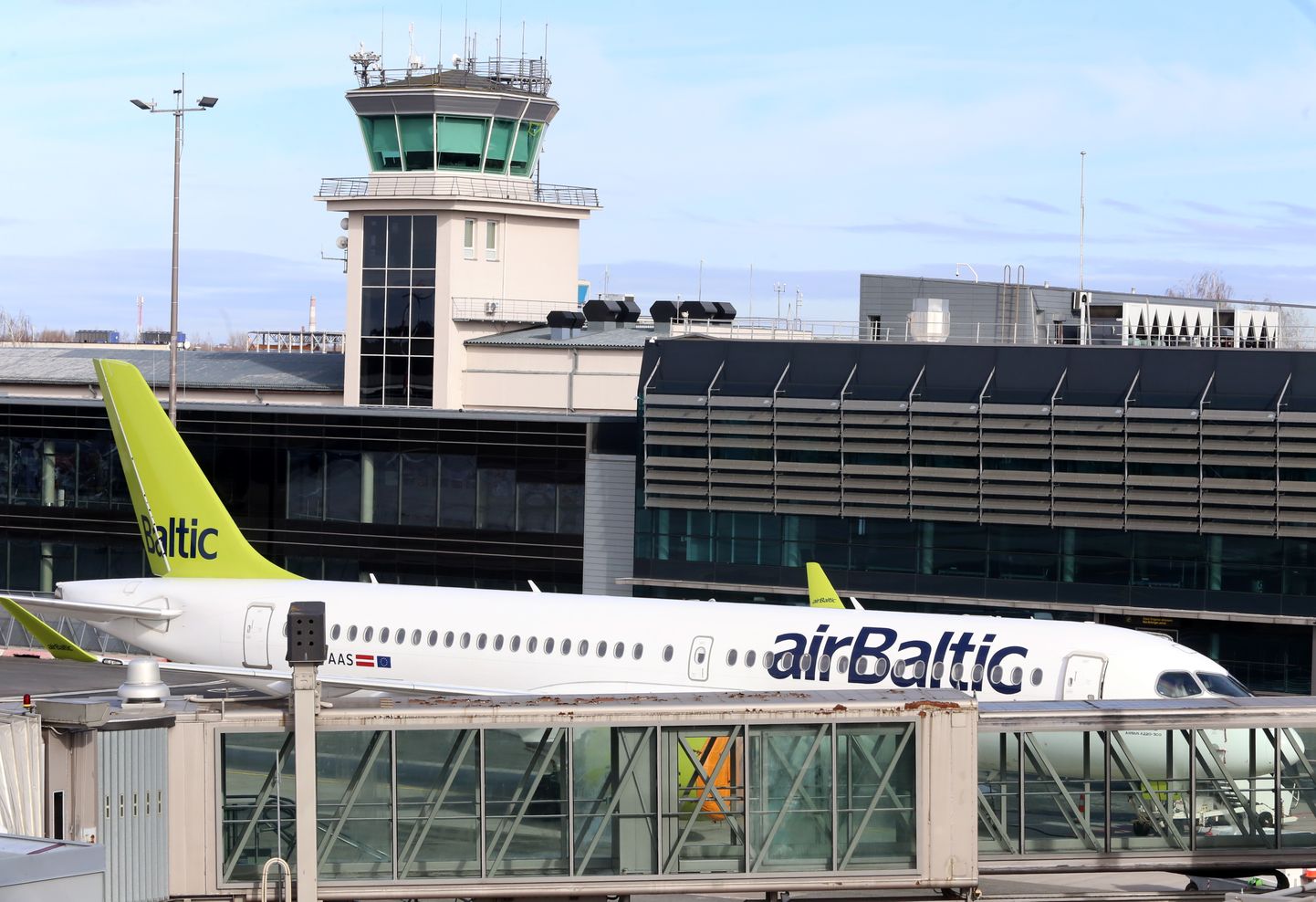 Самолет airBaltic в международном аэропорту Рига