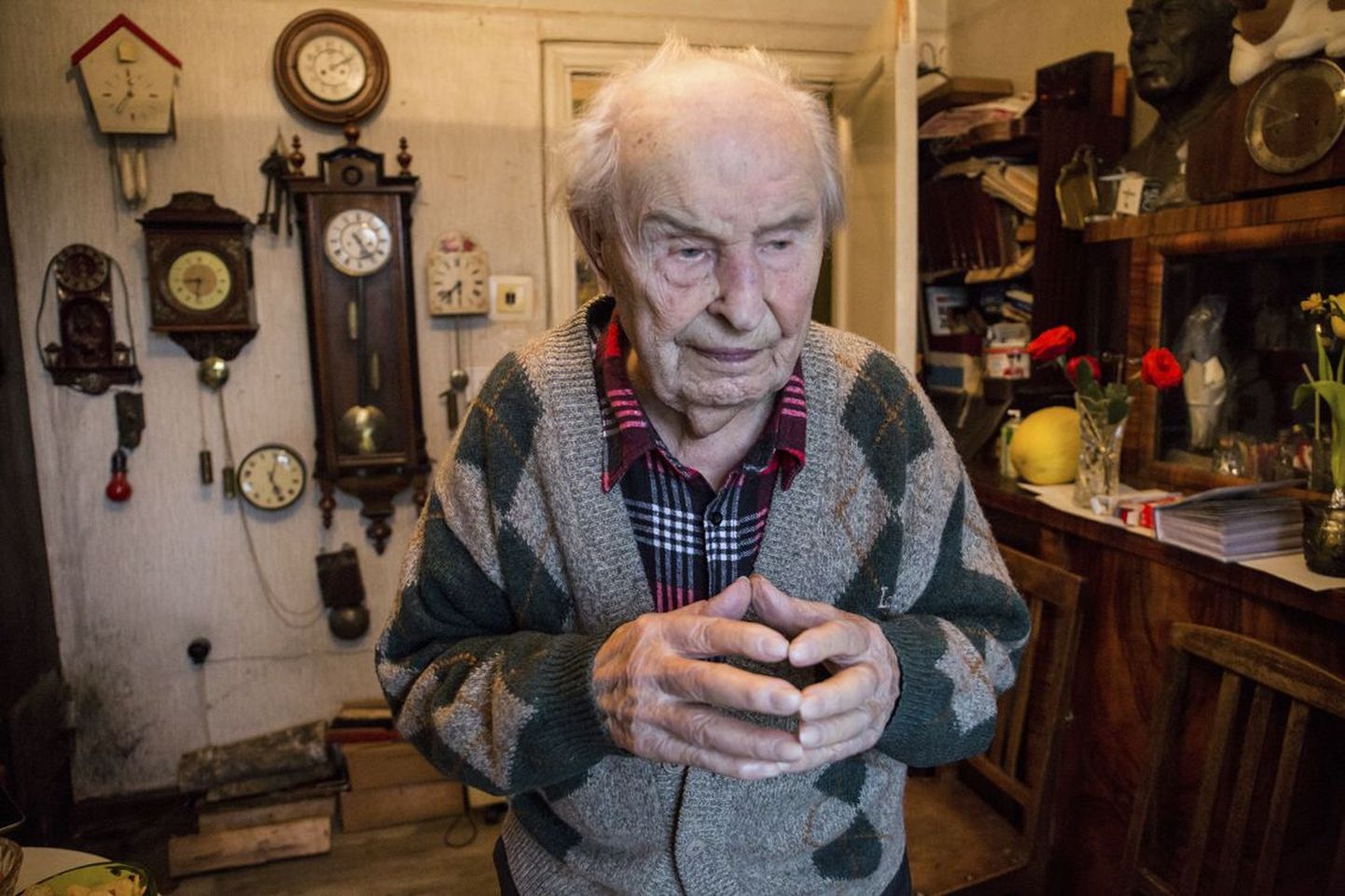 Pühapäeval 106-aastaseks saanud vanim eestlane Arved Tamm on elu jooksul olnud usin vanade kellade koguja.