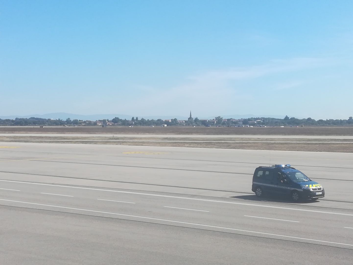 Lennujaamast mobiiltelefoniga tehtud pildil on näha Prantsuse sandarmeeria sõidukit Lyoni Saint-Exupery lennujaama rajal.