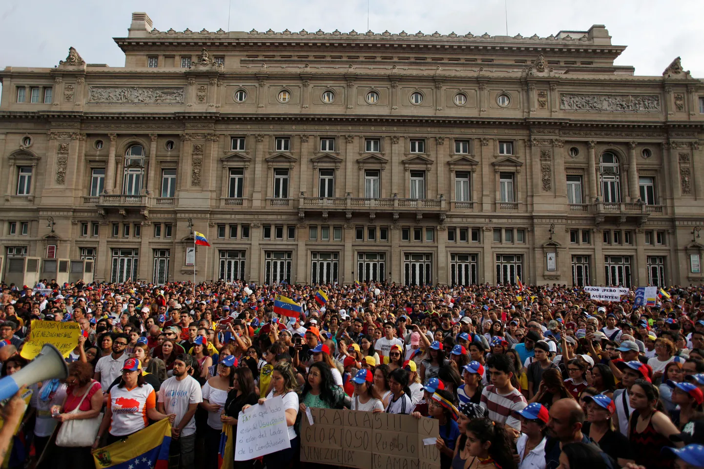 Многотысячная толпа, собравшаяся на митинг в поддержку лидера оппозиции Венесуэлы Хуана Гуайдо.