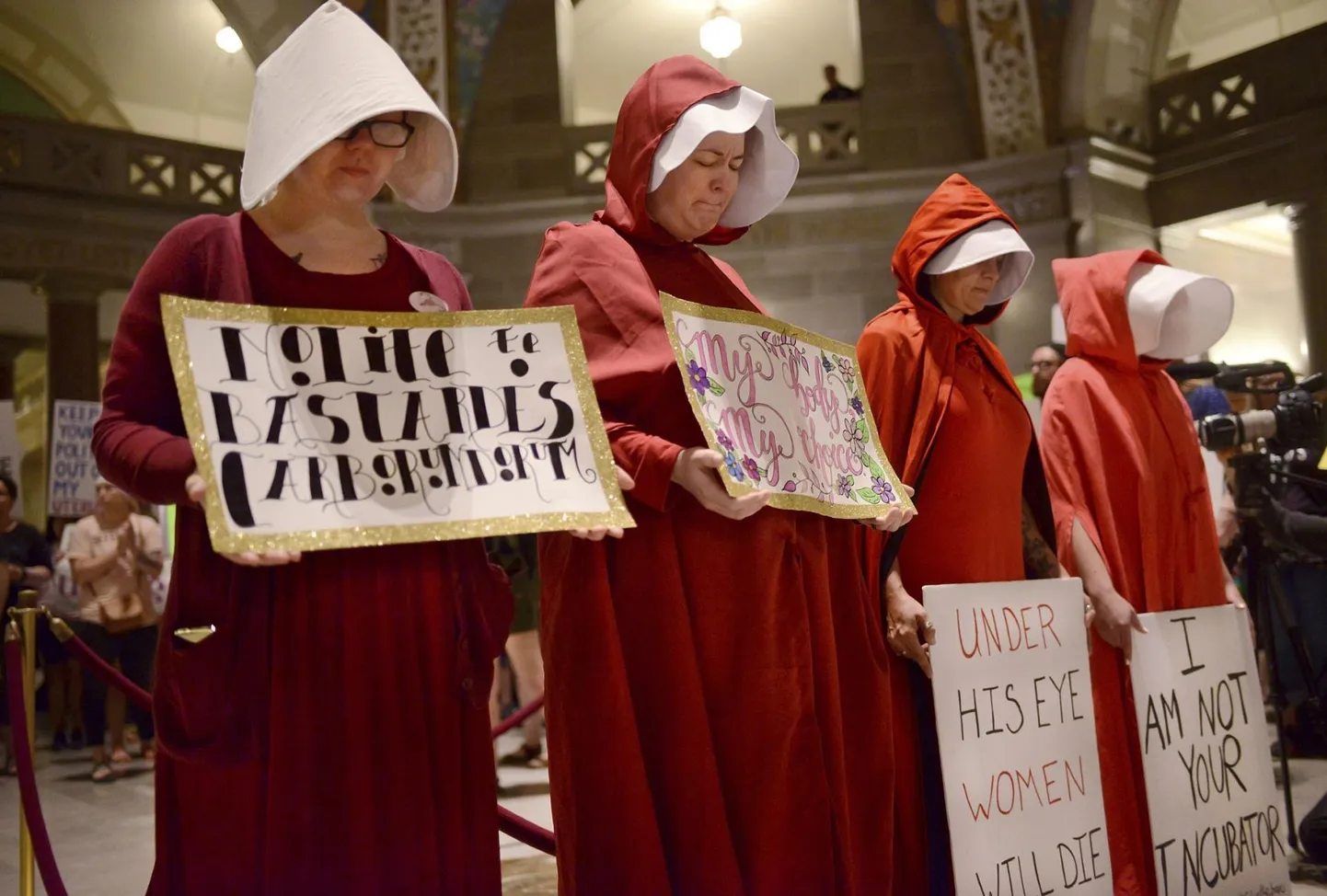 Telesarjale «The Handmaid&#39;s Tale» viitavad abordiõiguslased Missouri osariigi valitsushoones.