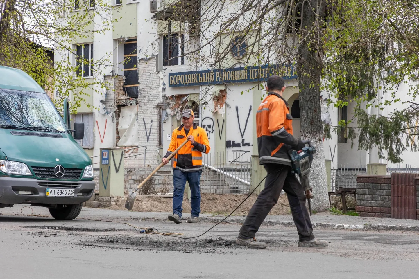 Kiievi lähistel Borodjankas käivad hoogsad koristus- ja taastamistööd. Teiste hulgas on ametis teetöölised, kes lapivad loendamatuid tänavaauke.