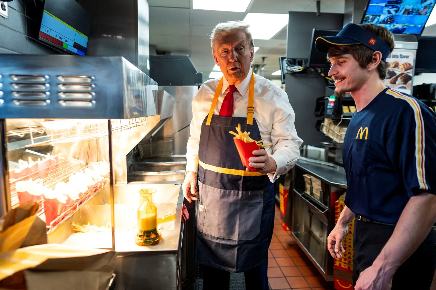 Donald Trump mullu oktoobris Pennsylvanias presidendivalimiste kampaania ajal McDonald’si kiirtoidurestoranis friikartuleid serveerimas.