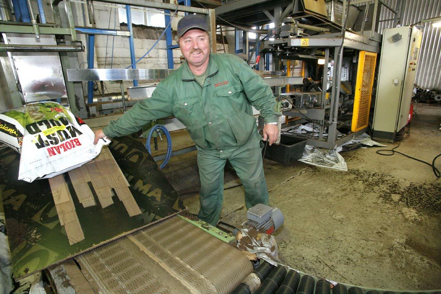 Operaator Pjotr Kalatšov on ametis turbapakkeliinil, mis suure osa aastast
tiirleb ööpäev läbi.