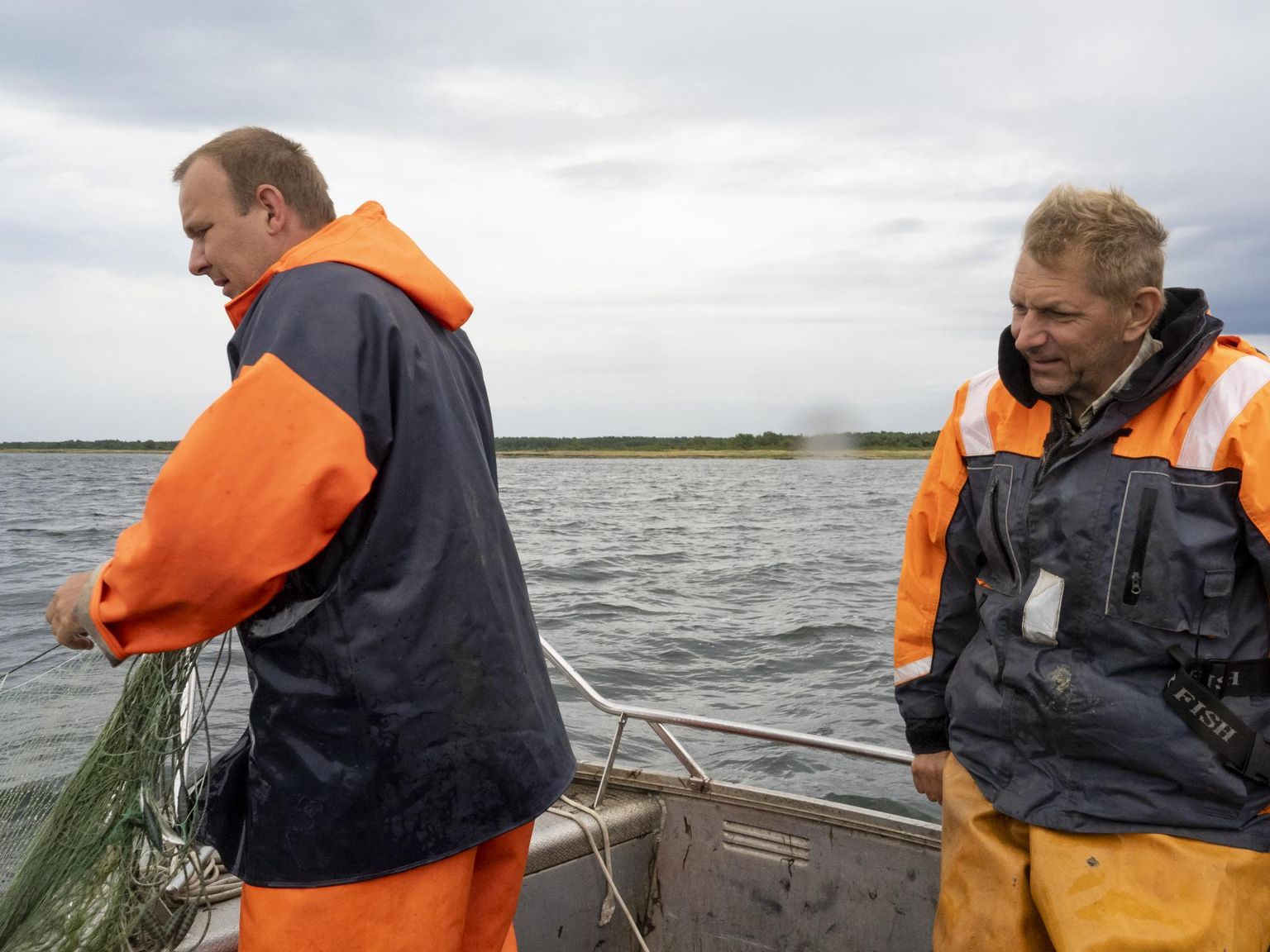 Eesti mereinstituudi rannikumere kalanduse töörühm teeb igal aastal seirepüüke Kihnus, Matsalus, Vilsandil ja Hiiumaa laidudel. Markus Vetemaa (paremal) seirepüügil Vilsandi rannavetes.