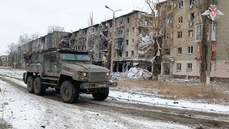 Vene vägede soomusmasin inspekteerib äsja vallutatud Avdijivkat. 
