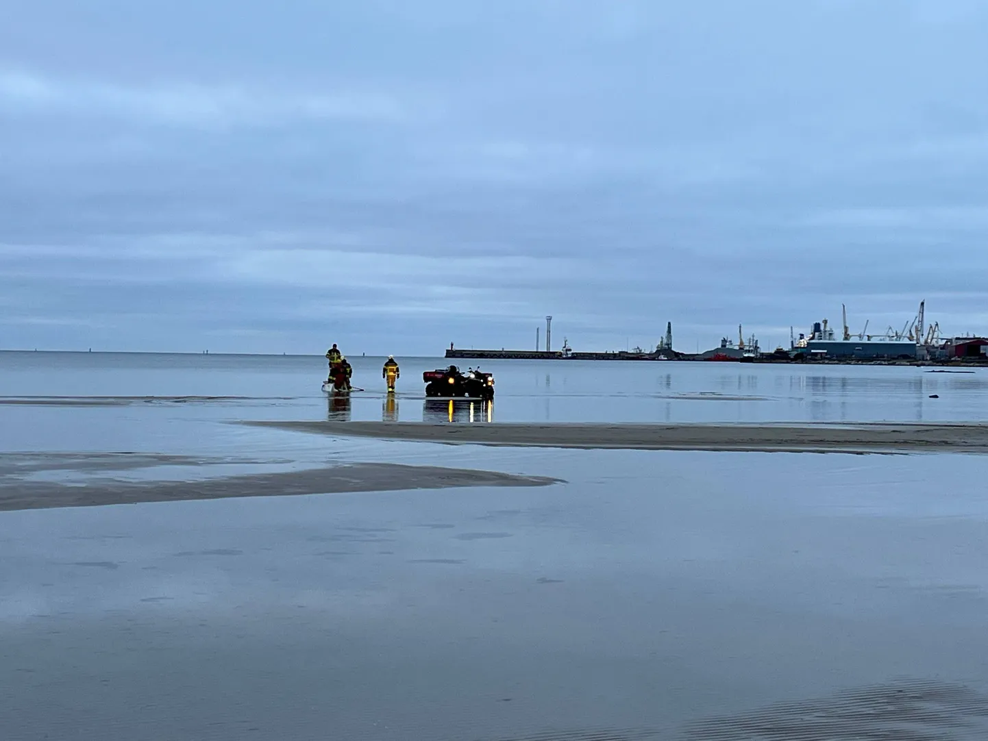 По словам очевидца, в море находилась подозрительная лодка.