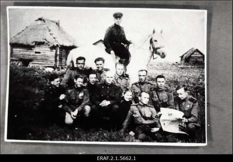 180. Eesti Laskurdiviisi SMERŠi osakonna töötajaid 1943. FOTO:
