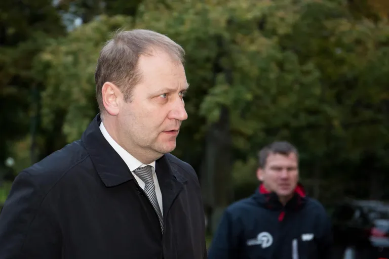 Urmas Kruuse, Reformierakond: Rumal oleks jääda ootama, millal teised meile järele jõuavad või ette saavad, võimalikku konkurentsieelist peab hoidma ja suurendama. See on väärtus ja suur eelis, et saame pakkuda puhast ja kvaliteetset toitu, mis on toodetud võimalikult väikese energiakuluga ning kurnanud ja saastanud keskkonda minimaalselt. Eesti toode on puhtam, odavam ja selle tootmine ei kahjusta meie looduse tasakaalu.