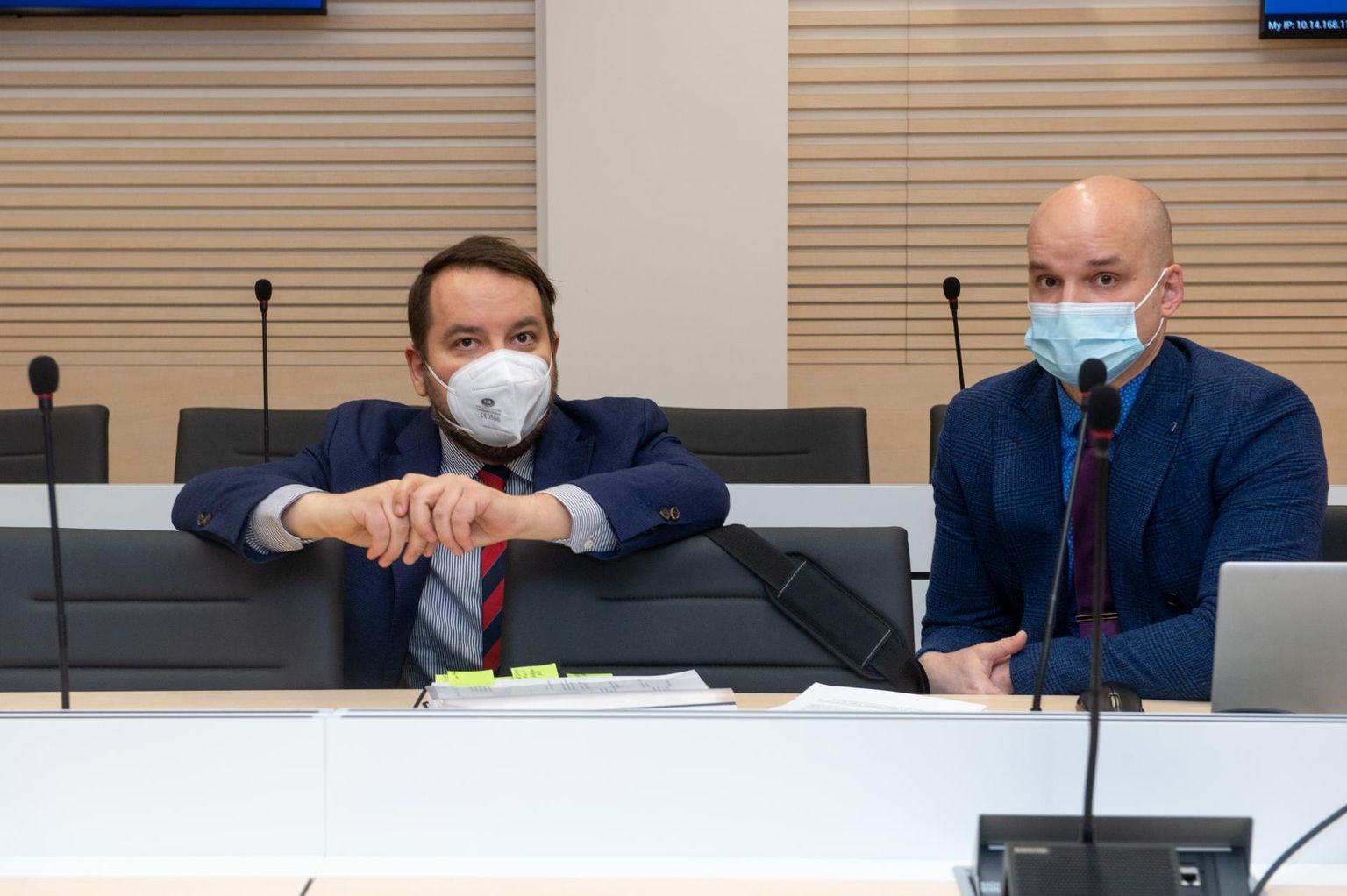 Haridusministeeriumi kui kannatanu esindaja, vandeadvokaat Marko Kairjak (vasakul) ja riigiprokurör Denis Tšasovskih (paremal) eile Harju maakohtus.