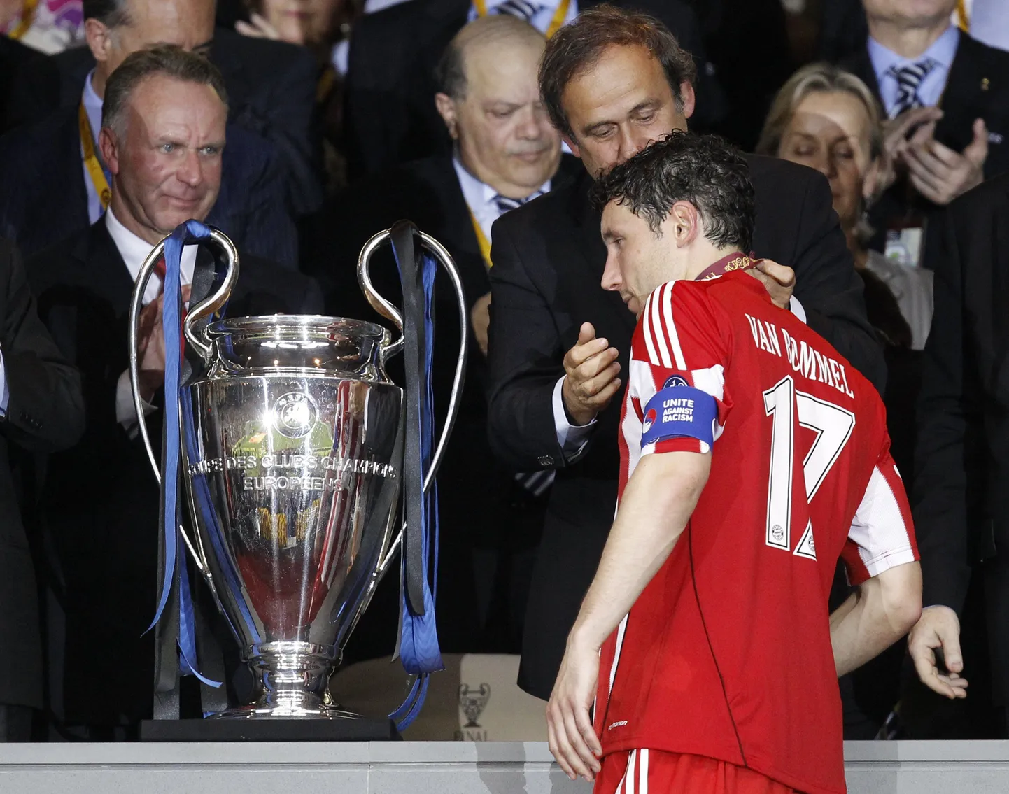 Müncheni Bayerni kapten  Mark van Bommel UEFA presidendilt Michel Platinilt medalit saamas.