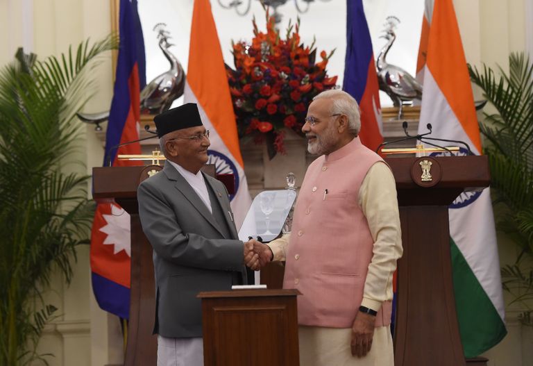India peaminister Narendra Modi (paremal) ja Nepali peaminister  Khadga Prasad Oli