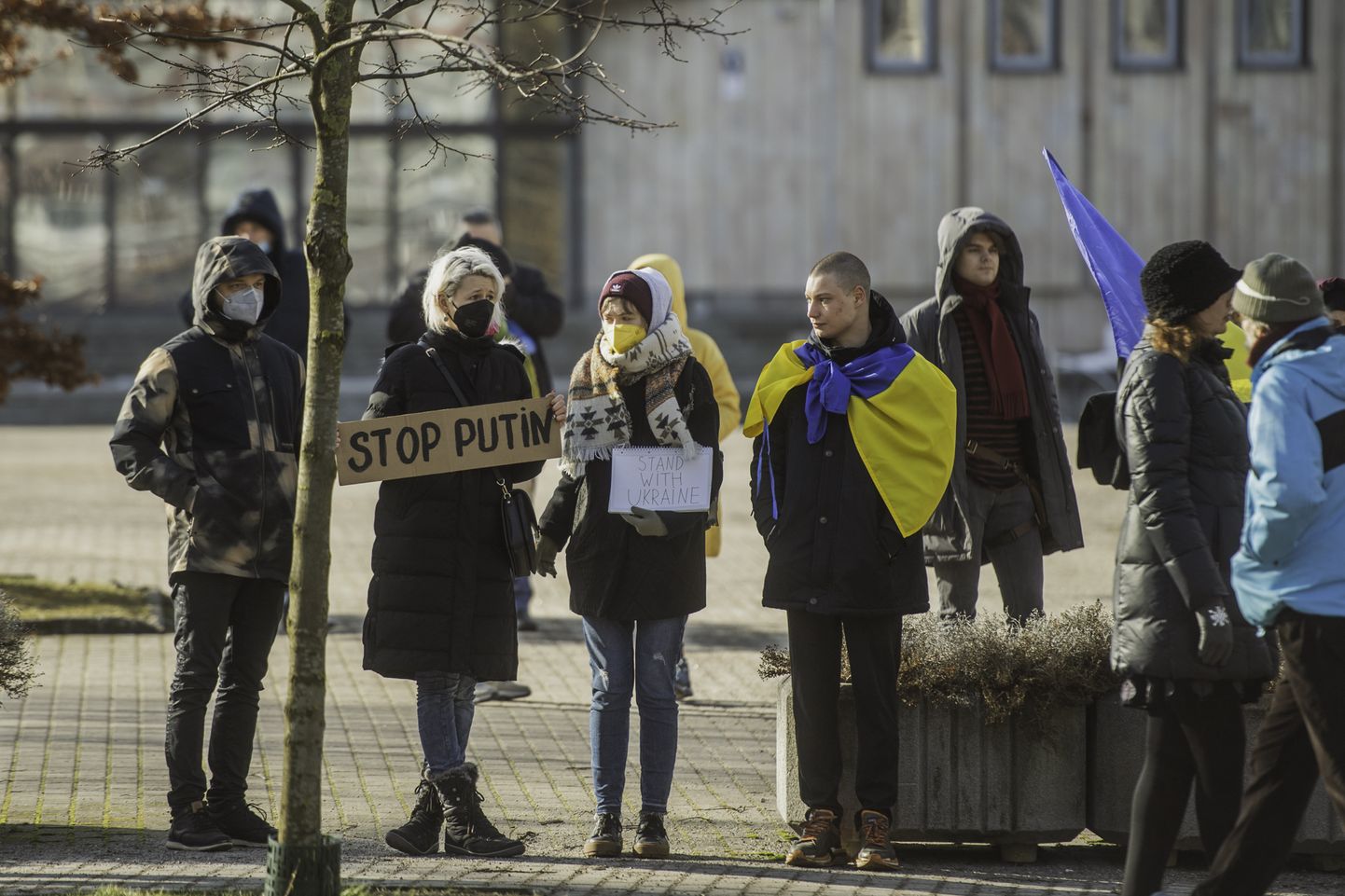 Жители Латвии у посольства России в знак протеста против вторжения в Украину