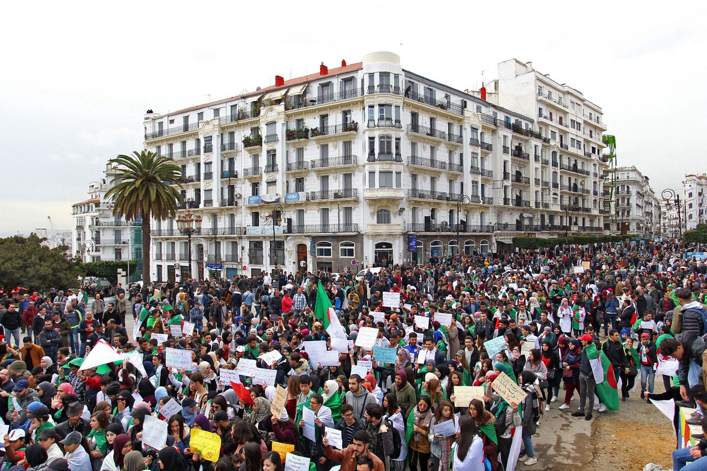 Alžeerlased protestimas president Abdelaziz Bouteflika ja tema režiimi vastu.