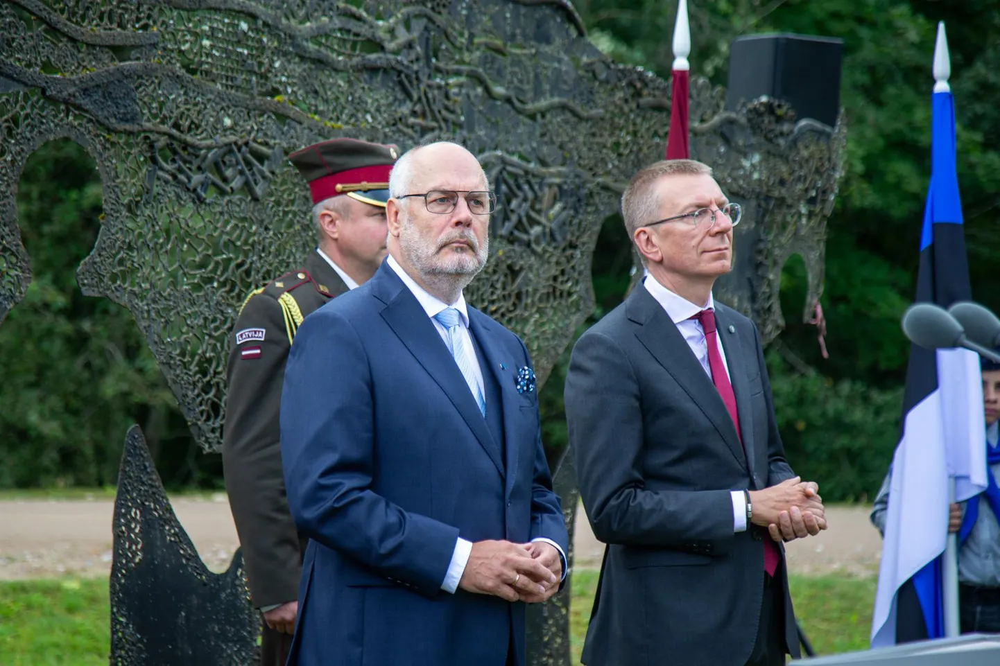 Presidendid Alar Karis ja Edgars Rinkēvičs Balti keti 35. aastapäeva tähistamisel Lilli-Ungurini piiripunktis.