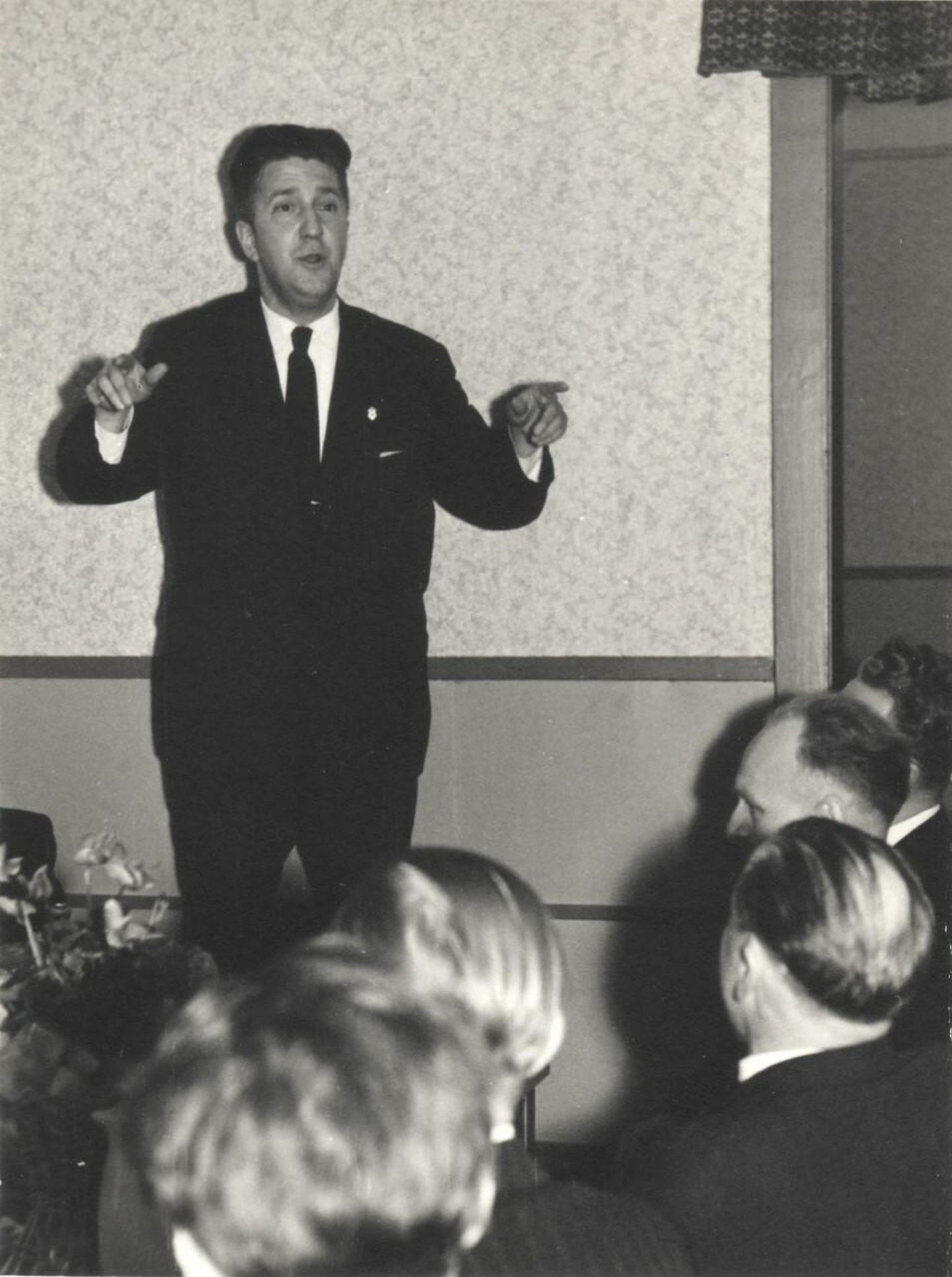 Raivo Laikre aastal 1960 Sakala meeskoori juhatamas. Selle koori dirigent oli ta enam kui veerand sajandit.