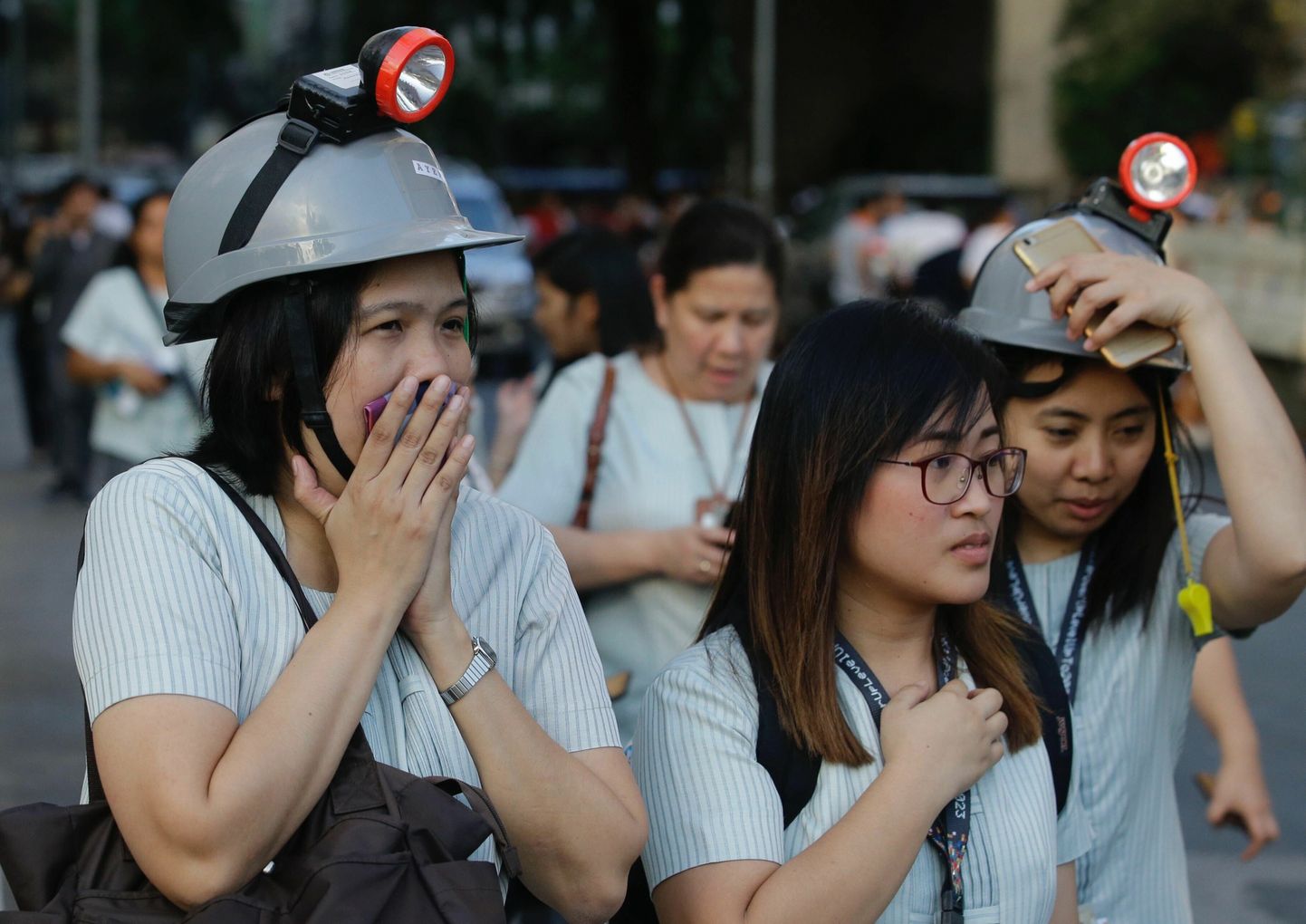 Zemestrīce Filipīnās. Darbnieki evakuējas no biroju ēkas valsts galvaspilsētā Manilā