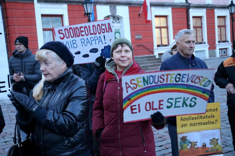 Развернувшаяся в начале ноября кампания против обсуждения тем LGBT в Тарту не ограничилась акцией протеста, работники молодежного центра получили множество звонков с угрозами. 
