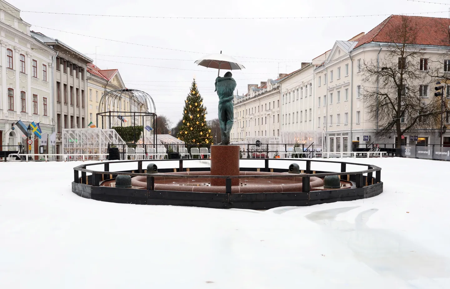 Tartu jõululinna uisuväljak ei saanud õigeks ajaks valmis ning veel teisipäevalgi polnud kindel, millal see avatakse. Neljapäeva hommikul teatas linnavalitsus, et just täna on see päev käes.