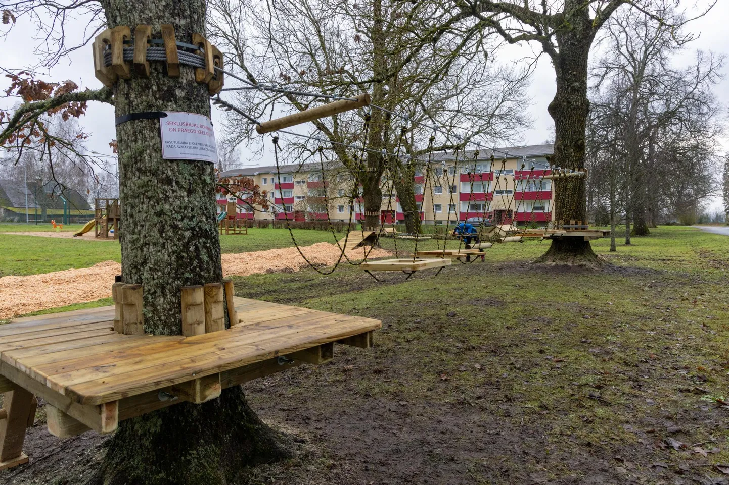 Viljandi valla möödunud aasta kaasava eelarve konkursi võiduideest jäi raha üle. Selle eest valmis nüüd Uusnasse madalseiklusrada.