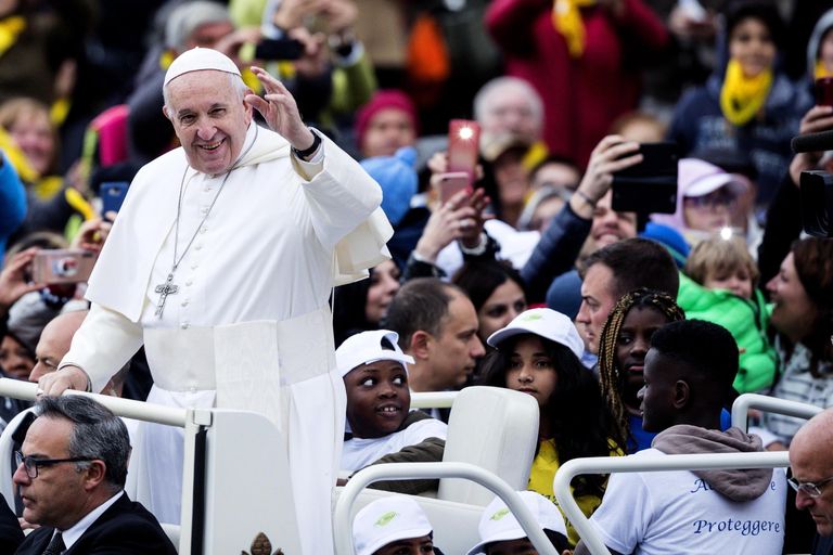 Paavst Franciscus koos Liibüast päästetud lastega oma kuulsa auto pardal.