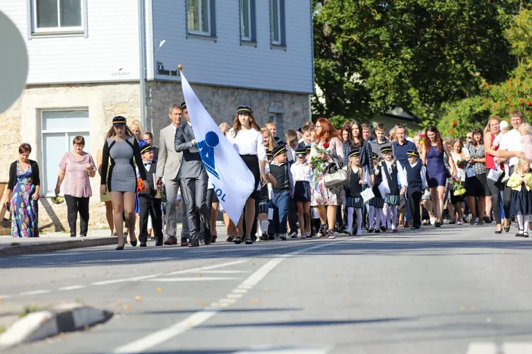 Nii nagu traditsiooniks saanud, sammusid Haljala kooli õpilased ja õpetajad pidulikus rongkäigus koolimaja juurest rahvamajja aktusele.