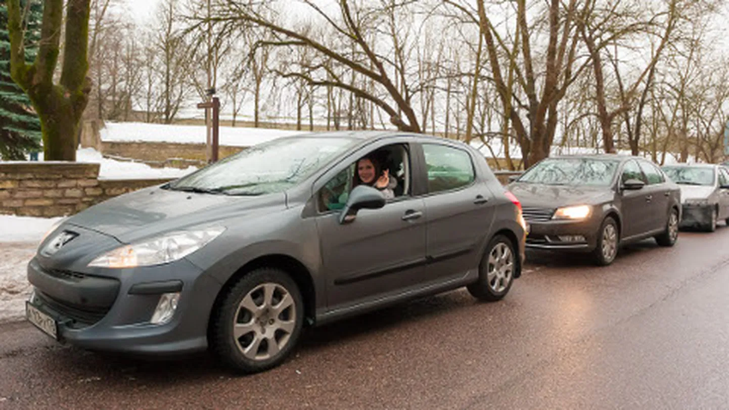 Olga Peterburist on üks neist arvukatest venemaalastest, kes on halvast piirikorraldusest hoolimata säilitanud hea suhtumise Eestisse. Foto on tehtud Narvas hetkel, mil ta oli lõpuks - katse-eksituse meetodil - leidnud üles tee kodu poole.