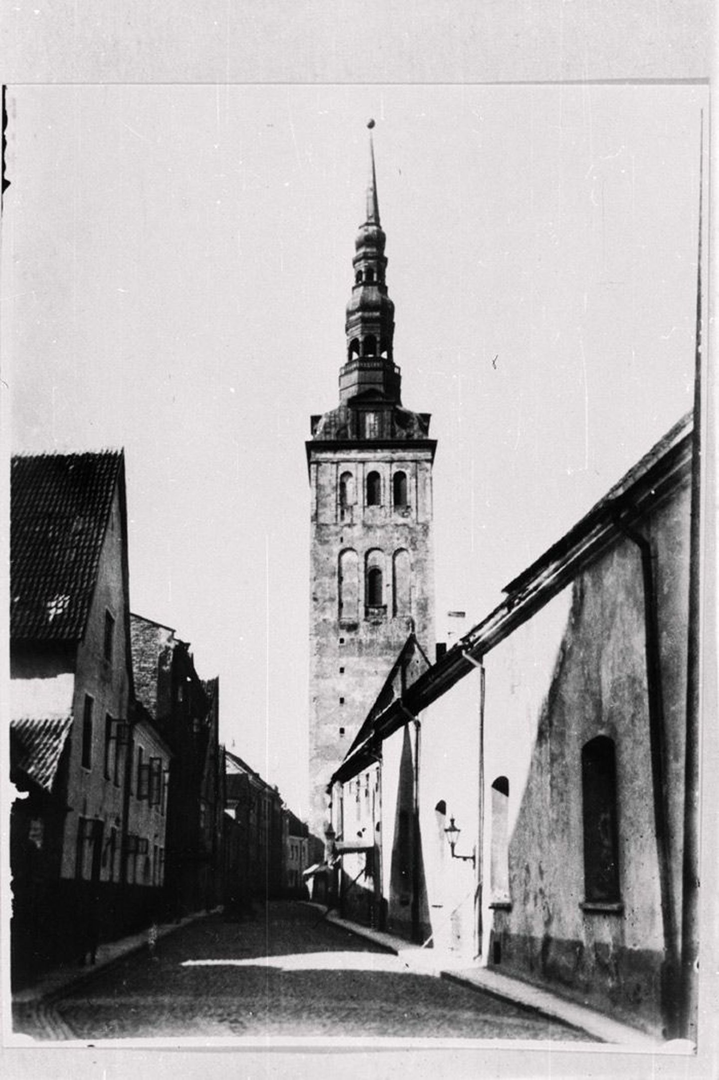 Vaade Niguliste kirikule Rüütli tänavalt 1930. aastatel.